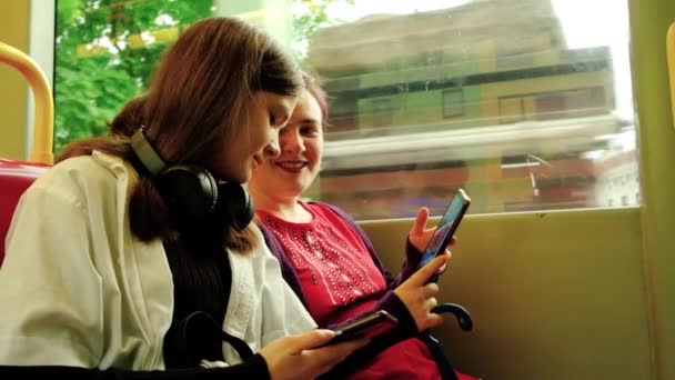 소녀와 여자가고 지하철을 전화를 보면서 전화를 사용하고 대화를 나누고 대화를 — 비디오
