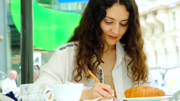 Mooie Jonge Vrouw Een Café Zittend Schrijvend Met Een Pen — Stockvideo