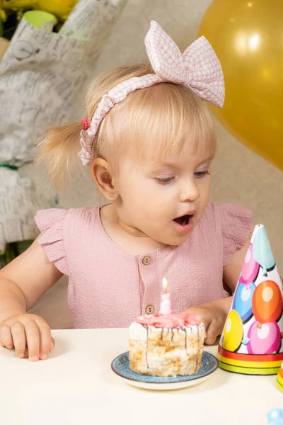 Yaşında Bir Kız Doğum Günü Pastasına Mum Üflüyor Bir Dilek — Stok fotoğraf