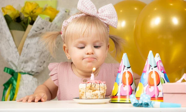 Una Niña Dos Años Apaga Una Vela Pastel Cumpleaños Pide —  Fotos de Stock