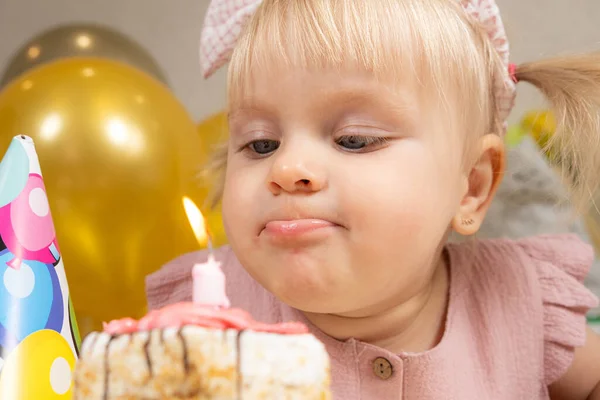 Una Niña Dos Años Apaga Una Vela Pastel Cumpleaños Pide — Foto de Stock