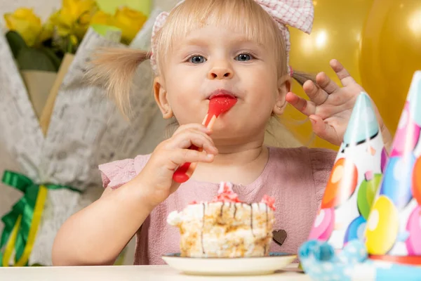 Doğum Gününde Pasta Yiyen Iki Yaşında Sarışın Bir Kız — Stok fotoğraf