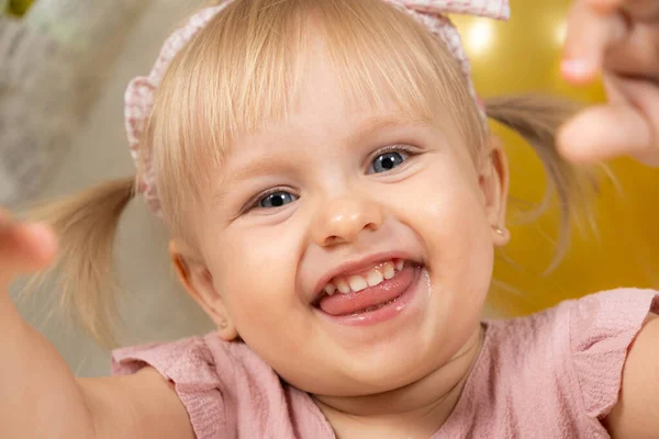 Dvouletá Dívka Usmívá Kamery Vystrkuje Jazyk Slintá Dětech Vycení Zubů — Stock fotografie