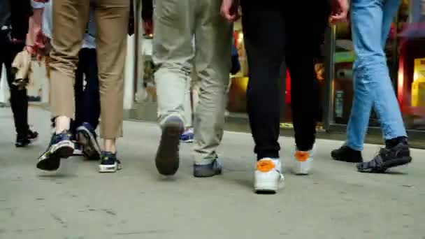 Eine Menschenmenge Läuft Eine Fußgängerstraße Entlang Die Beine Nahaufnahme — Stockvideo