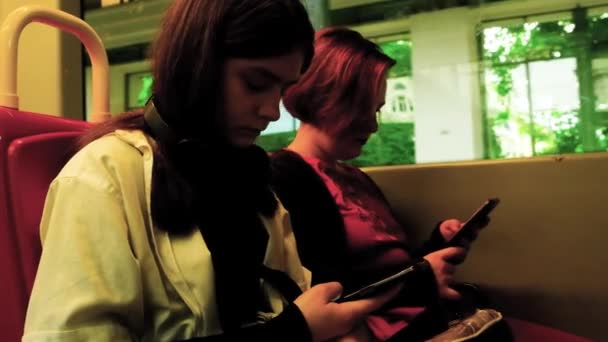 Een Tiener Een Meisje Een Vrouw Rijden Een Verhoogde Metro — Stockvideo