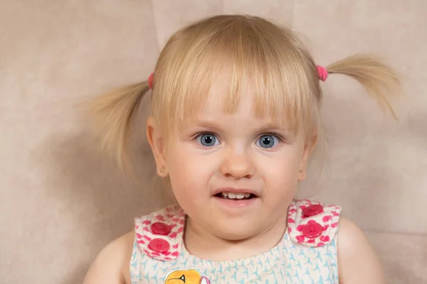 Retrato Una Chica Rubia Años Con Ojos Azules Que Mira — Foto de Stock