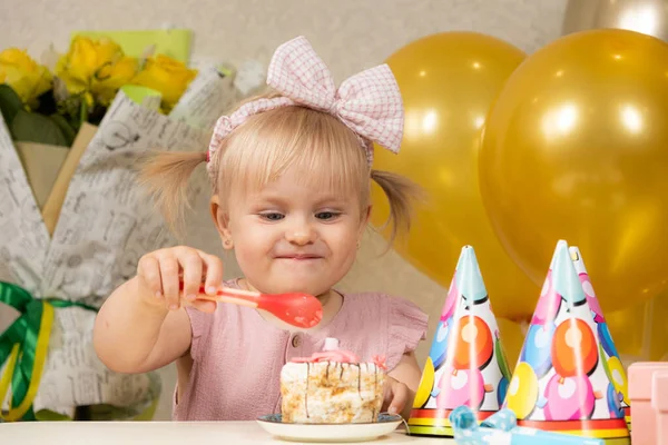 Chica Rubia Dos Años Comiendo Pastel Cumpleaños Cumpleaños — Foto de Stock