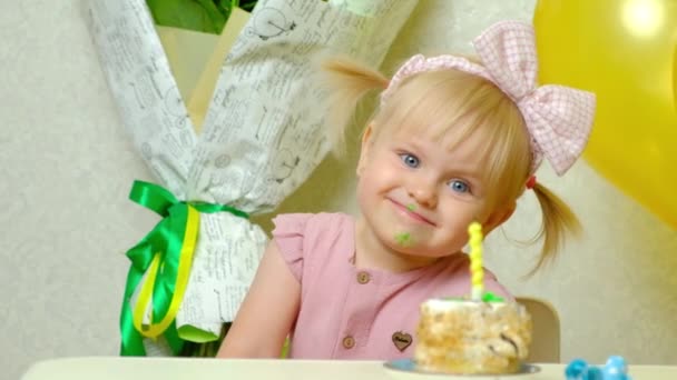Χαριτωμένο Ξανθό Κορίτσι Τόξο Στο Κεφάλι Τρώει Τούρτα Γενεθλίων — Αρχείο Βίντεο