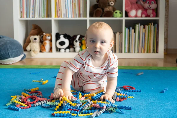 Bebê Ano Senta Tapete Brinca Com Designer Casa — Fotografia de Stock