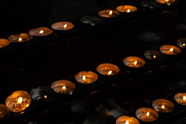 Katolik Hıristiyan kilisesinde mum yakmak..