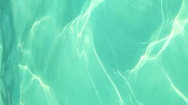 Ακτίνες Του Ήλιου Στα Καταγάλανα Νερά Της Πισίνας Καλοκαίρι Μεσημέρι — Αρχείο Βίντεο