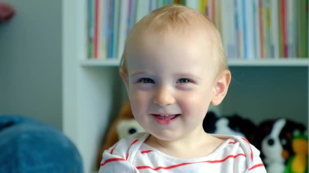 Upřímný Úsměv Jednoletého Dítěte Chlapeček Podívá Kamery Usměje — Stock video