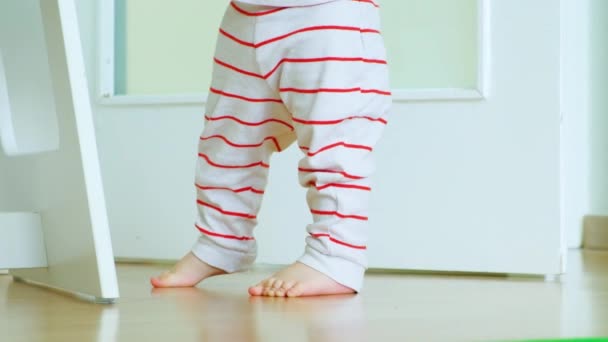 Piernas Caminar Niño Año Niño Con Pantalones Rayas Aprende Caminar — Vídeo de stock