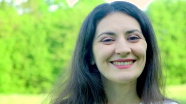 Genç bir kadın kameraya döner, ağzını açıp gülmekten korkar..