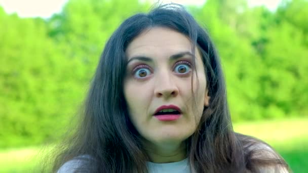 Bir Kadın Kameraya Bakmaya Korkar Gözleri Ağzı Sonuna Kadar Açıktır — Stok video