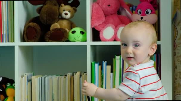 Roczne Dziecko Bawiące Się Zabawkami Przy Półce Pokoju Dziecięcym — Wideo stockowe