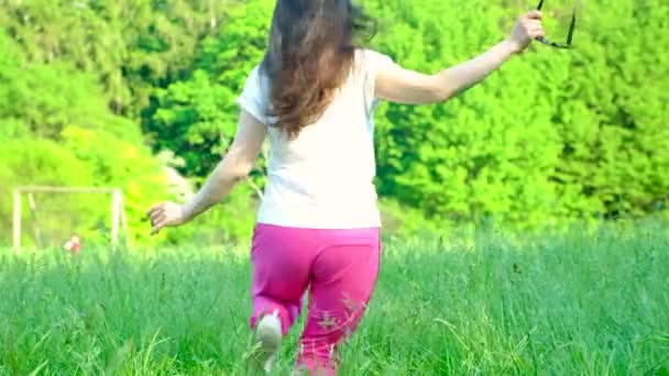 Genç Güzel Bir Kadın Ağır Çekimde Ileri Koşuyor — Stok video