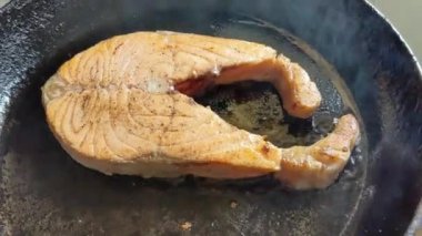 Dökme demir tavada kızartılmış somon bifteği..