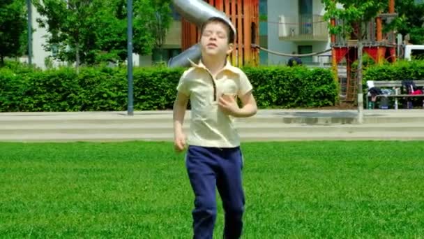 Летний Мальчик Бегает Траве Парке Возле Детской Площадки Замедленного Движения — стоковое видео