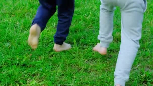 Rapazinho Uma Rapariga Correm Descalços Relva Conceito Amizade Infantil Infância — Vídeo de Stock