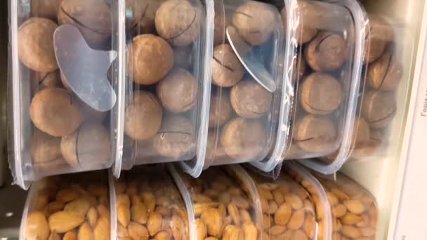 Mandorle Macadamia Nocciole Anacardi Contenitori Plastica Uno Scaffale Del Supermercato — Video Stock