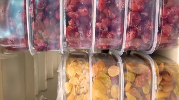 Varias Frutas Secas Envases Plástico Pasas Cerezas Mangos Ciruelas Pasas — Vídeos de Stock
