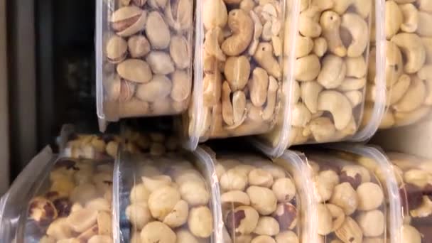 Anacardi Nocciole Noci Macadamia Contenitori Plastica Uno Scaffale Del Supermercato — Video Stock