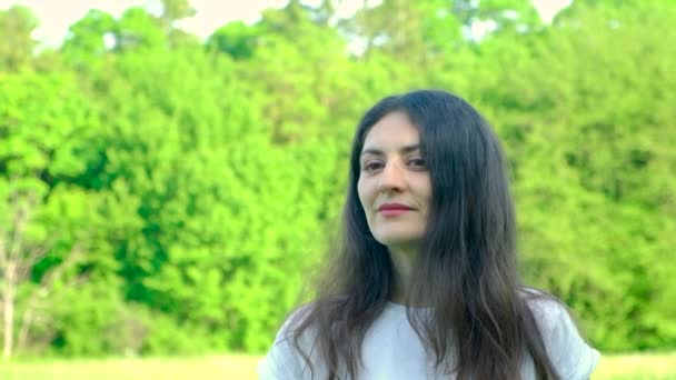 Yaşında Esmer Bir Kadın Başını Kameraya Çevirip Gülümsüyor — Stok video