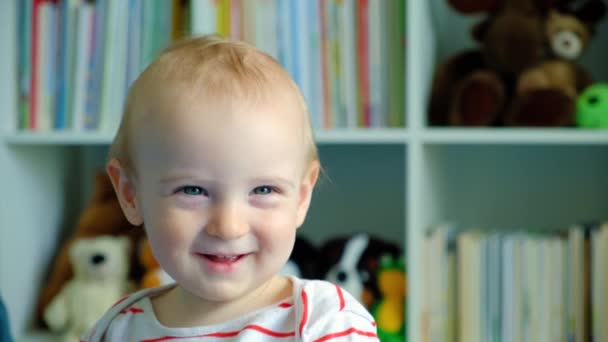 Porträt Eines Glücklichen Einjährigen Blonden Kindes Mit Blauen Augen Hause — Stockvideo