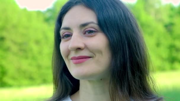 Yaşında Esmer Bir Kadın Başını Kameraya Çevirip Gülümsüyor — Stok video