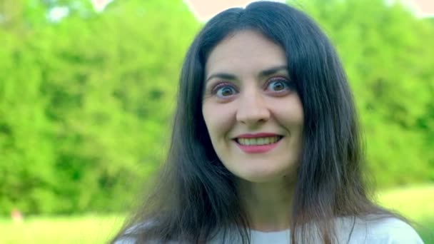 Leende Kvinna Öppnar Munnen Med Överraskning Och Tittar Kameran Förvånad — Stockvideo