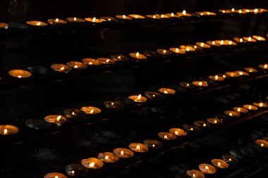 Katolik Hıristiyan kilisesinde mum yakmak..