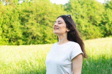 Hayalperest 35 yaşında esmer bir kadın doğada. Doğayla bütünlük kavramı, kadınsı enerji.