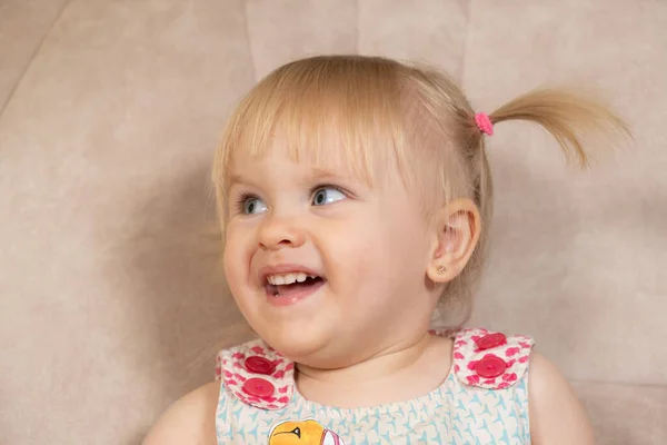 Portrét Dvouleté Blondýnky Modrýma Očima Dvěma Culíky Dívající Strany — Stock fotografie