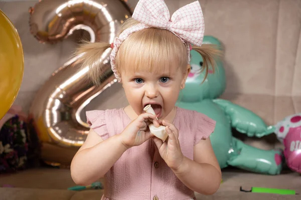 Dvouletá Dívka Nafoukne Balónek Své Narozeniny — Stock fotografie