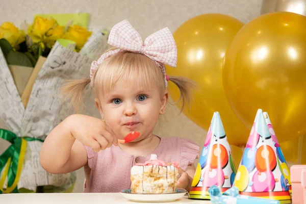 Två Gammal Blond Flicka Äter Födelsedagstårta Sin Födelsedag — Stockfoto