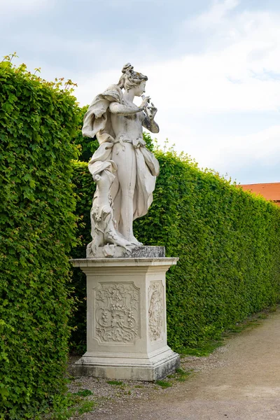 Güzel bir Avrupa parkında flüt çalan bir kadın heykeli