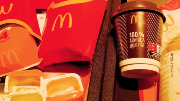 Müll Nach Dem Verzehr Von Mcdonalds Lebensmitteln Papier Und Kunststoff — Stockvideo