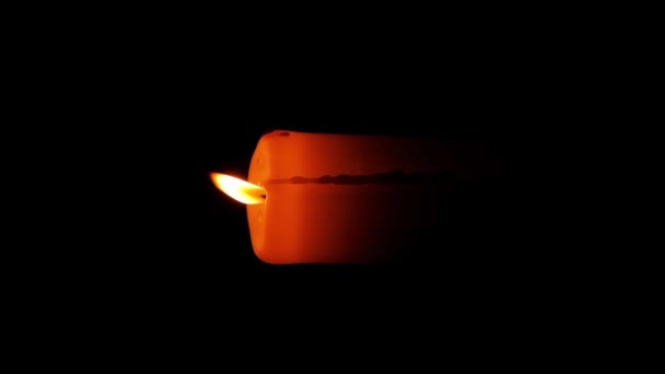 墙后的一座古庙中燃烧着的一支孤独的蜡烛 — 图库视频影像