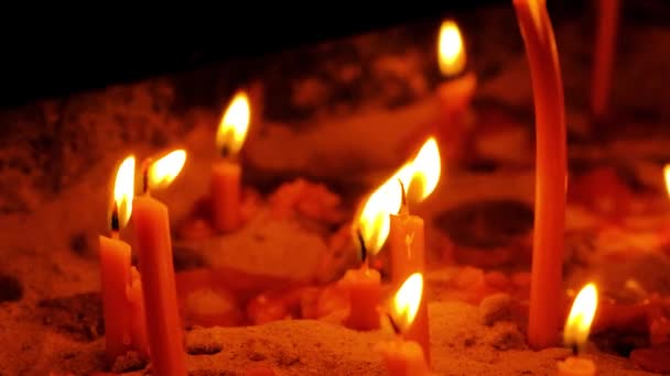 Veel Brandende Kaarsen Tempel Het Donker Het Concept Van Religie — Stockvideo