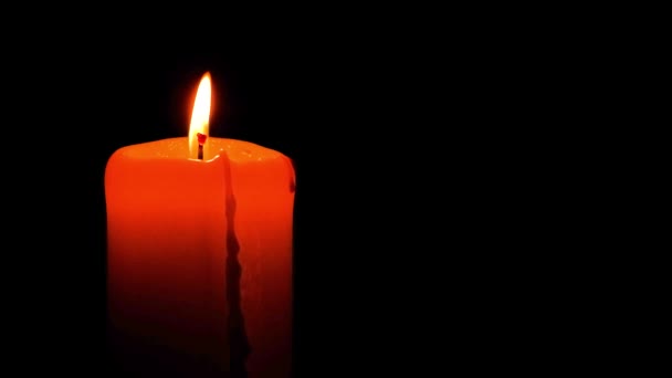 墙后的一座古庙中燃烧着的一支孤独的蜡烛 — 图库视频影像
