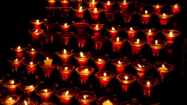 Багато Палаючих Свічок Скляних Свічках Темряві — стокове відео