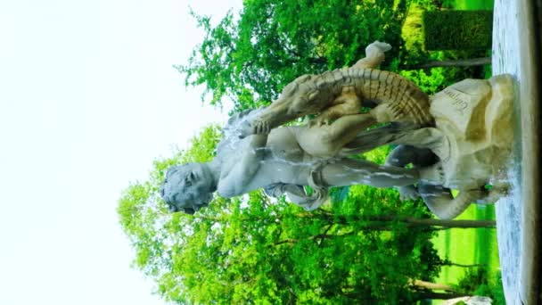 Fontanna Formie Rzeźby Chłopca Krokodyla Wiedniu Austrii — Wideo stockowe