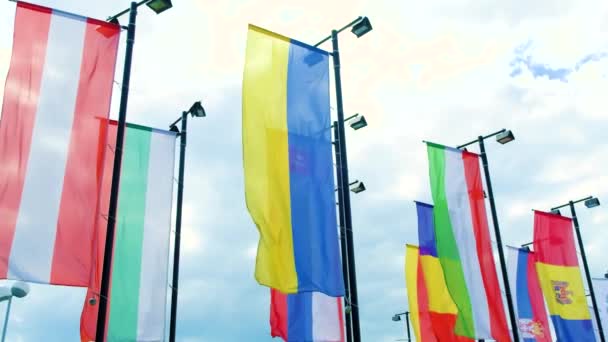 Flagi Austrii Ukrainy Bułgarii Włoch Innych Krajów Europejskich Tle Nieba — Wideo stockowe