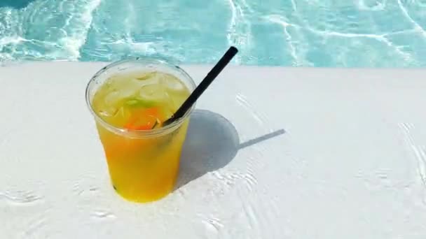Limonada Con Naranja Lima Vaso Con Paja Piscina Vacaciones Verano — Vídeos de Stock