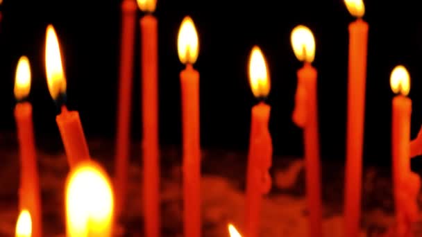 Багато Вогняних Свічок Храмі Темряві Поняття Релігії Молитви Бога — стокове відео