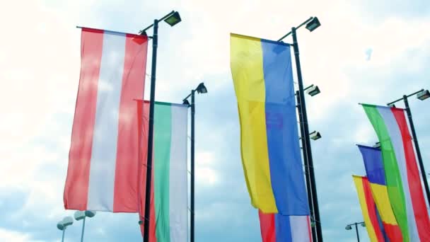 Bandeiras Áustria Ucrânia Bulgária Itália Outros Países Europeus Contexto Céu — Vídeo de Stock