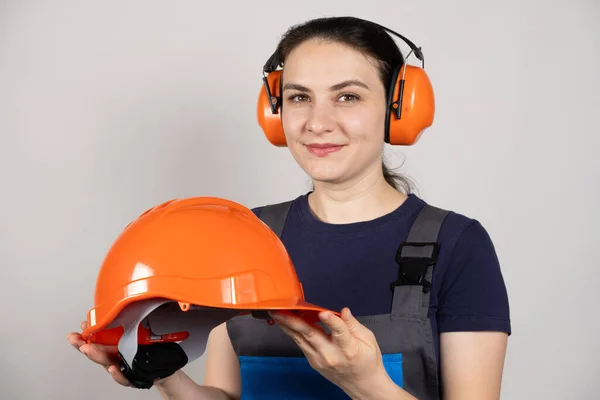 Egy Női Építőmunkás Vagy Mérnök Fülvédőt Fejhallgatót Visel Ruházati Cikkek — Stock Fotó