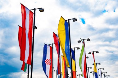 Avusturya, Ukrayna, Hırvatistan, Romanya ve diğer ülkelerin bayrakları