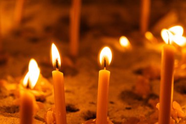 Kilisede koyu bir arka planda mum yakmak. Dua ve din fikri..